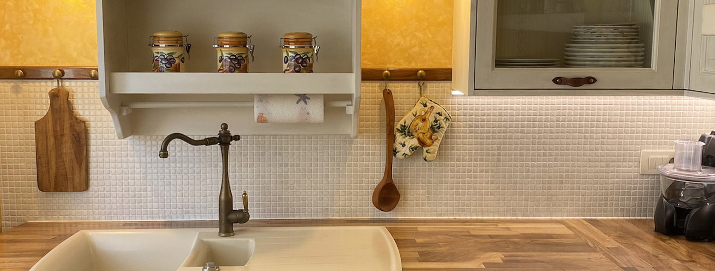 Kuhinja Shabby chic z usnjenimi ročaji